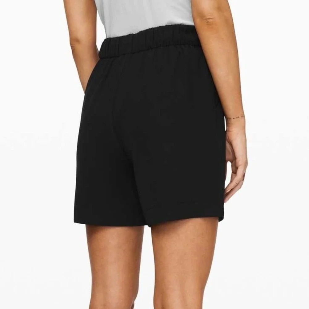 Lululemon Noir‎ Short, Black (5.5